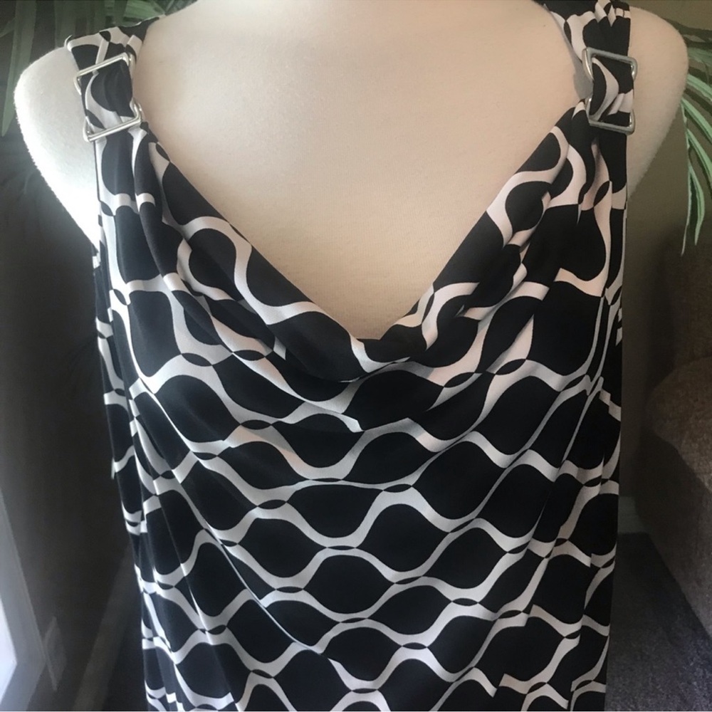 🇺🇸 Black and White Geometric Patterned Sleeveless Top, Size 3X